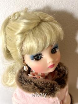 Madame Alexander Coco Travel Abroad 17 Doll 31040 Blonde Blue Eyes