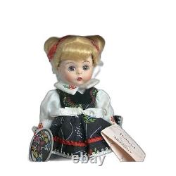Madame Alexander Doll Club 40730 Poland Doll Blonde Collectors Doll